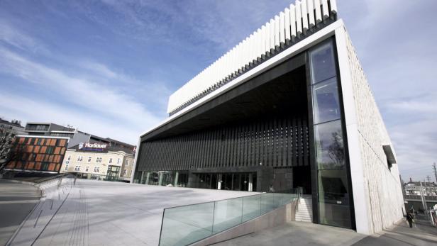 epa03655404 An exterior view of the concert hall Musiktheater Linz in Linz, Austria, 06 March 2013. Various cultural events will be held from 11 April when it opens. EPA/RUBRA