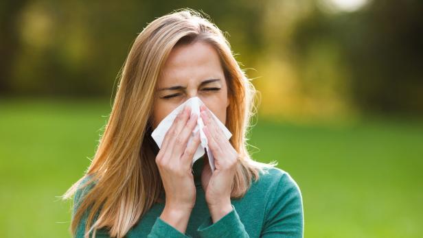 Young woman with allergy symptom blowing nose in park Bildnachweis:Photodjo Stock-Fotografie-ID:496733040 Hochgeladen am:23. November 2015