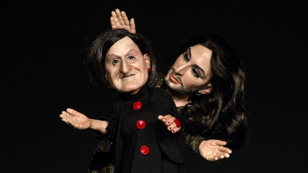 Zuwachs bei der Puppenfamilie, ab 19. September im Einsatz im Rabenhof: Kunstfigur Conchita Wurst (rechts) und – von der Märchenhexe inspiriert – Johanna Mikl-Leitner.