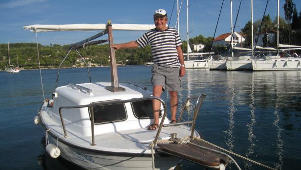 Jadran Cecic posiert auf seinem Boot im Hafen von Rogac