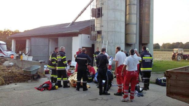 APA14405864-2 - 01092013 - BAD RADKERSBURG - ÖSTERREICH: ZU APA 46 CI - Einsatzkräfte bei einem Gärgasunfall auf einem Bauernhof am Samstag, 31. August 2013, bei Bad Radkersburg, Steiermark . Ein Landwirt (63) und seine Frau (54) sind bei Arbeiten am Silo ihres Anwesens ums Leben gekommen. Auch die Tochter (31), die ihren Eltern zu Hilfe kam, erlitt eine Gärgasvergiftung und musste ins LKH Graz geflogen werden. +++ WIR WEISEN AUSDRÜCKLICH DARAUF HIN, DASS EINE VERWENDUNG DES BILDES AUS MEDIEN- UND/ODER URHEBERRECHTLICHEN GRÜNDEN AUSSCHLIESSLICH IM ZUSAMMENHANG MIT DEM ANGEFÜHRTEN ZWECK ERFOLGEN DARF - VOLLSTÄNDIGE COPYRIGHTNENNUNG VERPFLICHTEND +++ APA-FOTO: ÖAMTC