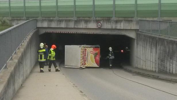 Die Feuerwehr Aschbach barg umgestürzten Anhänger aus der Westbahnunterführung