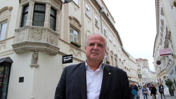 Reinhard Resch, Bürgermeister von Krems, vor dem Rathaus mit dem frisch renovierten Erker