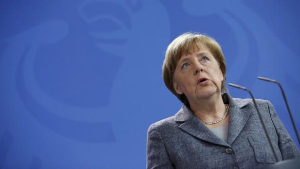German Chancellor Angela Merkel gives a statement on Turkey&#039;s request to seek prosecution of German comedian Jan Boehmermann who read out a sexually crude poem about Turkish President Tayyip Erdogan on German television, at the Chancellery in Berlin, Germany April 15, 2016.