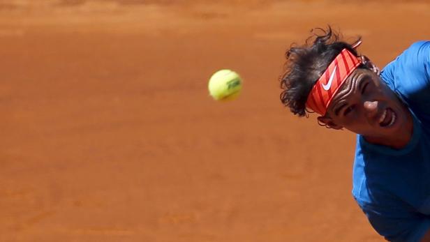 Rafael Nadal beim Aufschlag auf einem Tennisplatz.