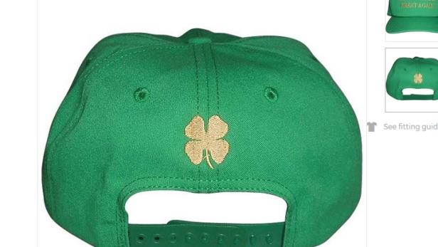 Die Rückseite einer grünen Kappe mit einem goldenen Kleeblatt.