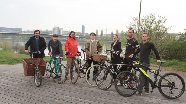 Gruppenbild mit Rädern: Das KURIER- Test-Team glücklich und zufrieden auf der Donauinsel