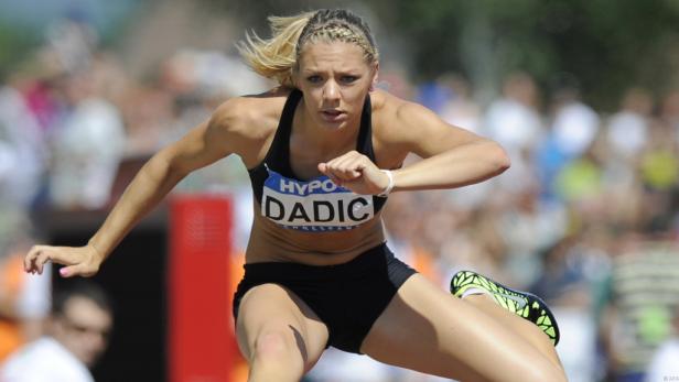 Ivona Dadic springt bei einem Leichtathletik-Wettkampf über eine Hürde.