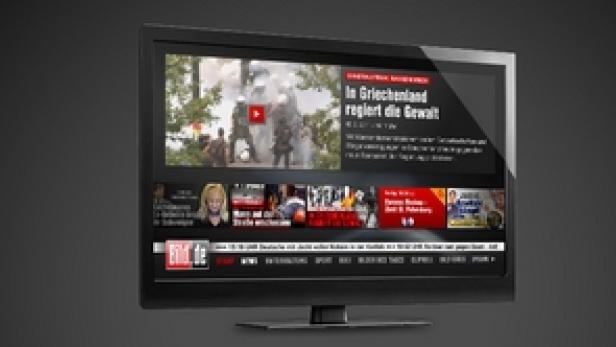 Ein Fernseher zeigt einen Nachrichtenbeitrag über Gewalt in Griechenland.