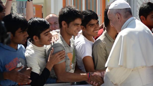 Papst Franziskus mit Flüchtlingen auf Lesbos