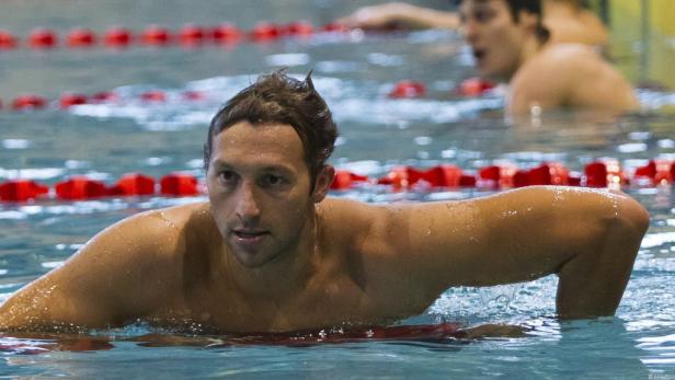 Ein Schwimmer im Schwimmbecken während eines Wettkampfs.