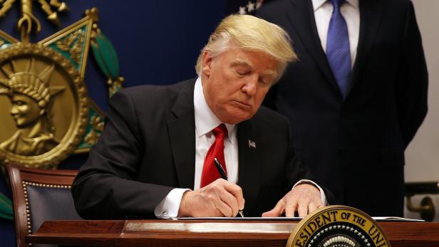 Trump beim Unterzeichnen des ersten Einreisestopps