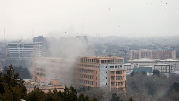 Rauch geht beim Militärkrankenhaus in Kabul auf