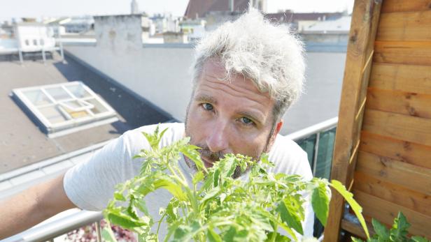 Dirk Stermann ist auf seiner Dachterasse City Farmer. Wien, 20.06.2013