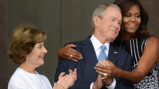 Laura und George W. Bush mit Michelle Obama