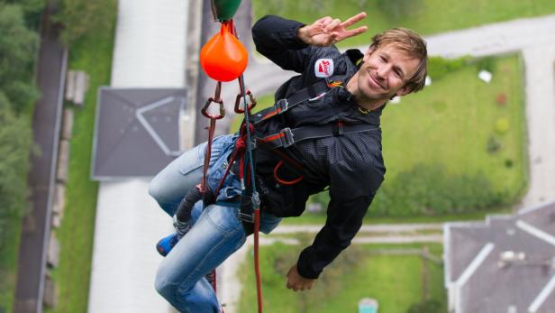 APA14410124 - 01092013 - INNSBRUCK - ÖSTERREICH: Christoph Bieler von den nordischen Kombinieren nach seinem 192 Meter hohen Bungysprung von der Europabrücke in Tirol am Sonntag, 1. September 2013. APA-FOTO: EXPA/ Johann Groder