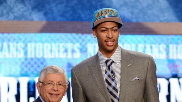 David Stern und Anthony Davis bei der NBA-Draft-Veranstaltung, Davis mit einer „Hornets“-Kappe.