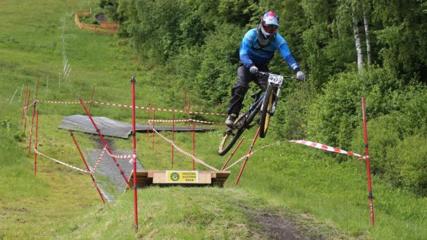 Ein Mountainbiker springt über eine Rampe im Bikepark Mautern.