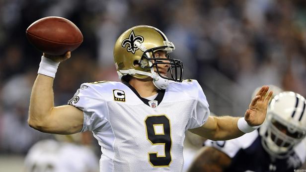 Ein Quarterback der New Orleans Saints wirft einen Football.