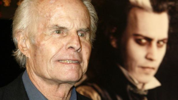 Lee Majors posiert vor einem Bild von Johnny Depp als Edward mit den Scherenhänden.