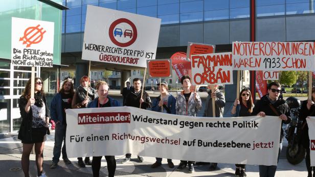 Eine Protestkundgebung gegen die derzeitige Asylpolitik der SPÖ.
