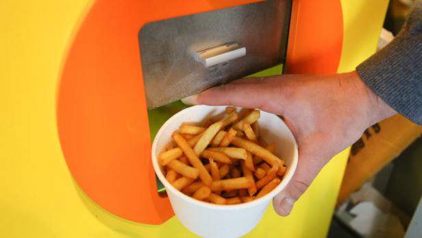 epa03840011 Belgium&#039;s first fully automatic french fries (in Belgian: frites) machine in Molenbeeck, Brussels, Belgium, 28 August 2013. The machine can prepare a 135 gram portion of chips in 90 seconds. EPA/JULIEN WARNAND