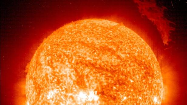 Die Sonne mit Protuberanzen, aufgenommen in extrem ultraviolettem Licht.