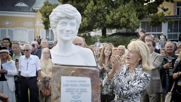 … Eine Büste von Lady Diana Spencer steht vor einer Menschenmenge.
