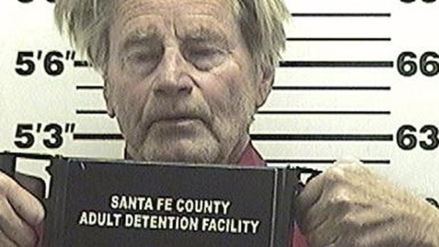 Ein älterer Mann macht ein Polizeifoto im Santa Fe County Adult Detention Facility.
