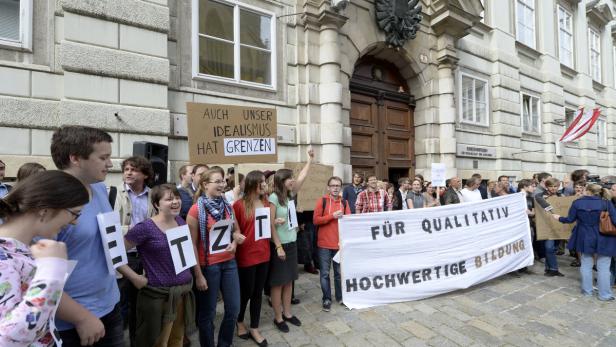 APA14425998 - 02092013 - WIEN - ÖSTERREICH: Junglehrer und Lehramtsstudenten am Montag, 02. September 2013, anl. einer Demonstration gegen die geplante Reform des Lehrerdienstrechtes in Wien. APA-FOTO: HERBERT NEUBAUER