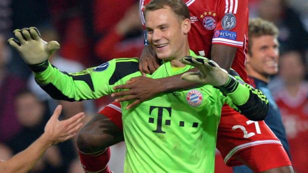 David Alaba trägt Manuel Neuer auf seinen Schultern.