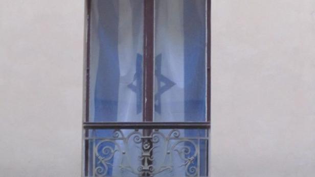 Stein des Anstoßes: Die israelische Flagge hinter dem Fenster.