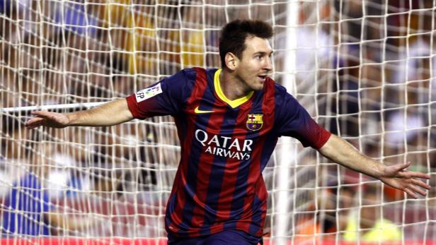 epa03847055 FC Barcelona&#039;s Argentinian striker Lionel Messi celebrates after scoring the opening goal against Valencia CF during the Spanish Liga Primera Division soccer match played at Mestalla stadium, in Valencia, eastern Spain, on 01 September 2013. EPA/BIEL ALINO