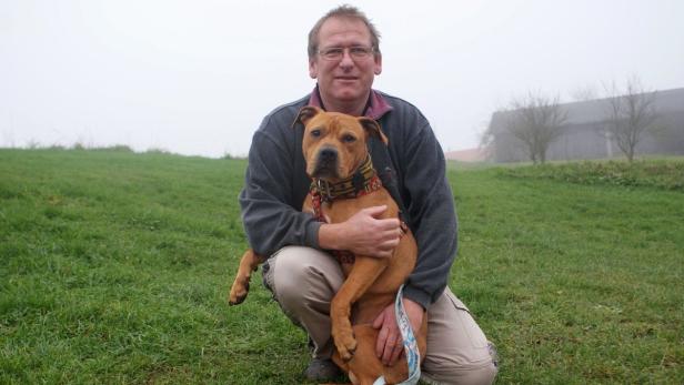 Tierheimleiter Schlosser mit einem beschlagnahmten Hund
