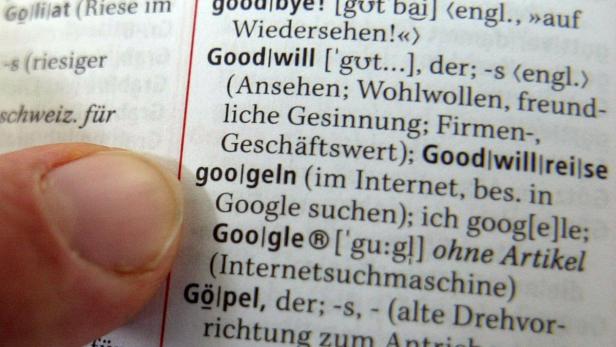 Ein Ausschnitt aus einem Wörterbuch zeigt die Definitionen von „googeln“ und „Google“.