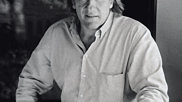 Gérard Depardieu sitzt vor einem Gemälde und dem Titel „Ça s'est fait comme ça“.