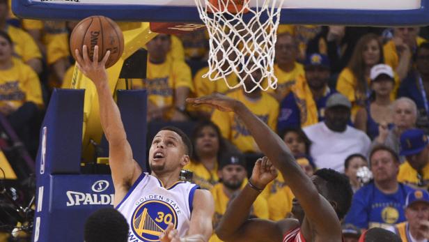 Stephen Curry von den Golden State Warriors beim Wurf auf den Korb.
