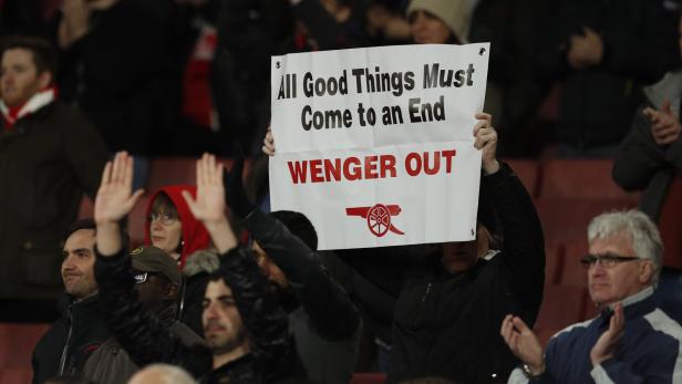 Unmut: Arsenal-Fans zeigen, was sie Trainer Wenger empfehlen.