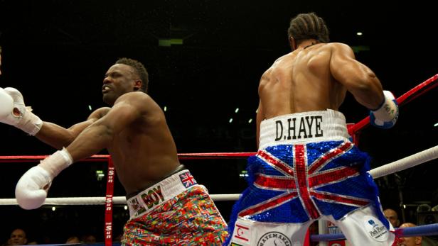 Zwei Boxer im Ring während eines Kampfes.