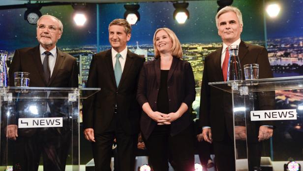 APA14317404 - 26082013 - WIEN - ÖSTERREICH: (v.l.n.r.): Journalist Peter Rabl, VK Michael Spindelegger (ÖVP), Puls4-Moderatorin Corinna Milborn und BK Werner Faymann (SPÖ) am Montag, 26. August 2013, vor Beginn der Puls4-TV-Konfrontation zur NR-Wahl 2013 in Wien. APA-FOTO: HERBERT NEUBAUER