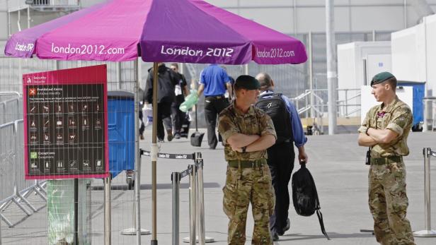 ReutersSoldiers man a security checkpoint at an entrance to the London 2012 Olympic Park at Stratford in London July 12, 2012. The British government has put extra soldiers on standby to provide security for the London Olympics following concerns the priv Skandal um London-Sicherheit wirft Fragen auf