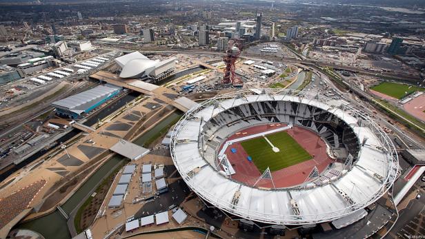 Luftaufnahme des Olympiaparks London mit dem Olympiastadion und dem ArcelorMittal Orbit.