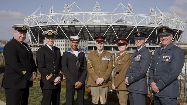 Eine Gruppe von Militärangehörigen verschiedener Einheiten vor dem Olympiastadion in London.