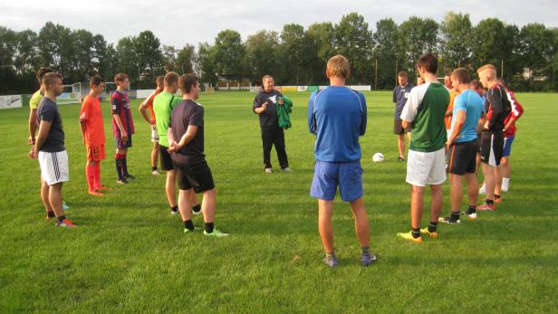 Feld-Messe: Trainer Michael Hybl spricht den Spielern vom SV GG Haringsee Mut zu