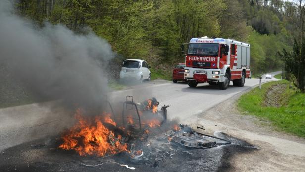 Als die Feuerwehr eintraf, war das Wrack schon komplett ausgebrannt