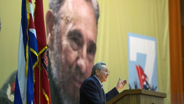 Fidel Castro, im Hintergrund, Staatschef Raul Castro am Parteitag.