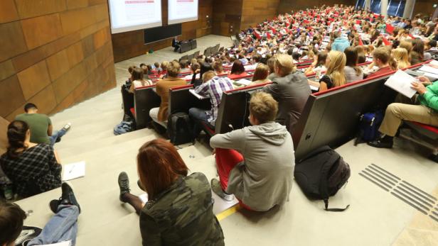 Einige Studierende mussten auf den Stufen Platz nehmen.