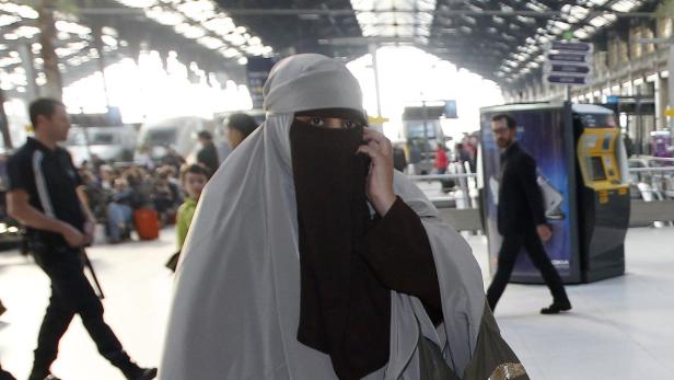 Kenza Drider, a French Muslim of North African descent, wears a niqab as she arrives a the Gare de Lyon railway station in Paris April 11, 2011. France&#039;s ban on full face veils, a first in Europe, went into force today, exposing anyone who wears the Muslim niqab or burqa in public to fines of 150 euros ($216) and lessons in French citizenship. REUTERS/Jean-Paul Pelissier (FRANCE - Tags: RELIGION POLITICS CRIME LAW)