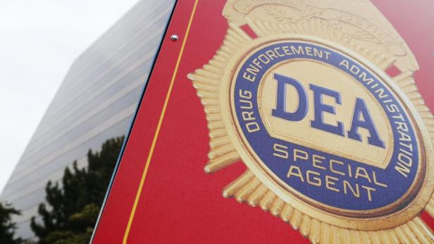 Das Siegel der Drug Enforcement Administration (DEA) vor einem Bürogebäude.