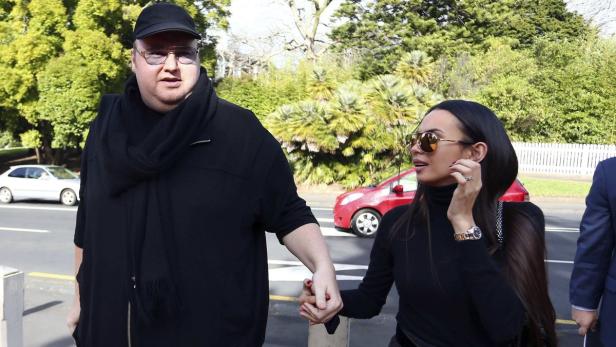 Megaupload founder Kim Dotcom and his wife Mona Schmitz arrive at New Zealand&#039;s High Court in Auckland August 7, 2012. Dotcom is in court after a New Zealand&#039;s judge ruled that the police raid in his Auckland mansion late February was illegal. REUTERS/Simon Watts (NEW ZEALAND - Tags: CRIME LAW SCIENCE TECHNOLOGY)